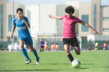 拉菲尼亚等三名球员本轮若染黄，国家德比将无缘出战（配图示意）